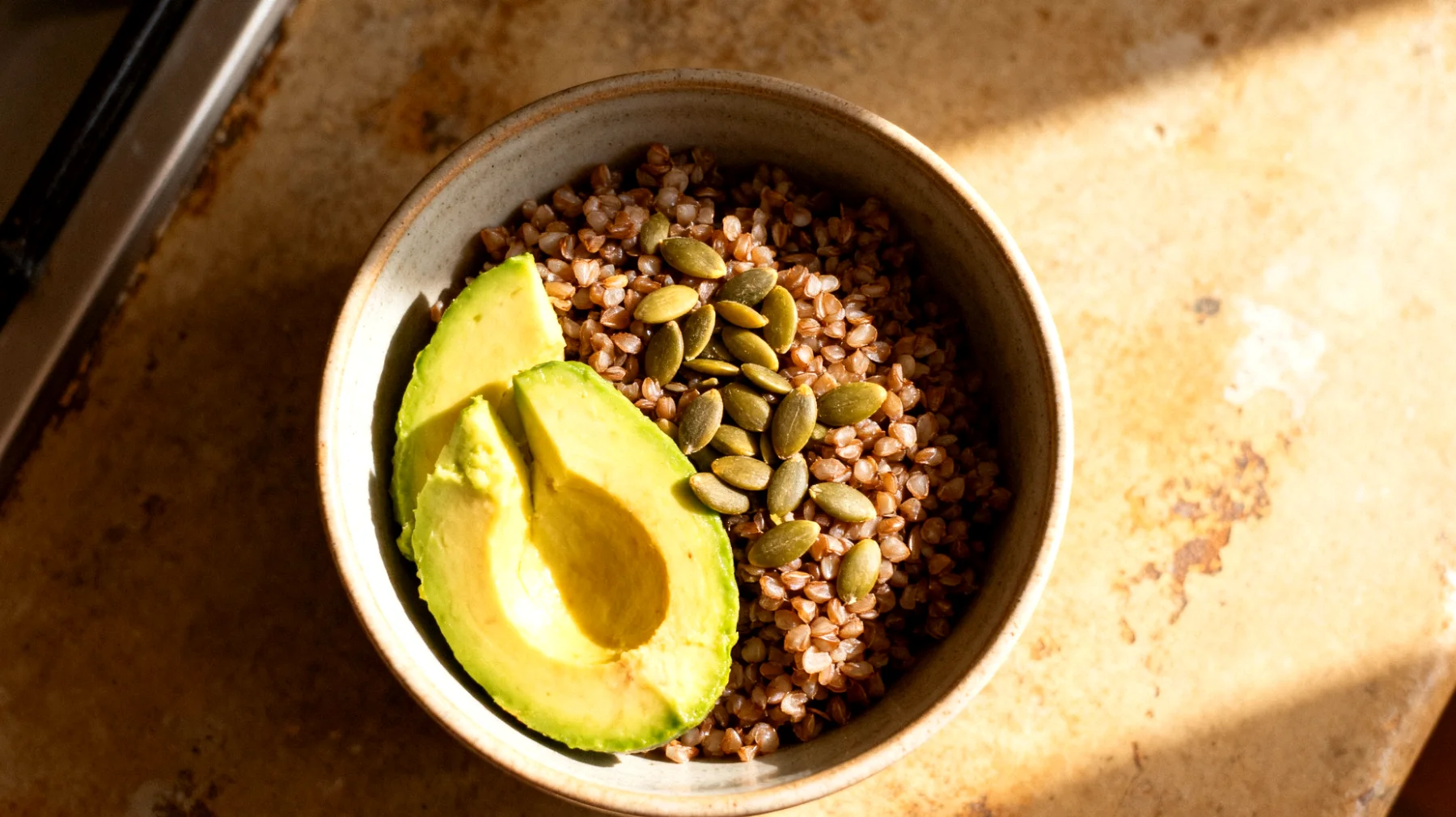 Porridge salé au sarrasin avec avocat et graines de courge"